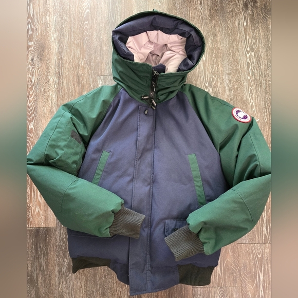 Canada Goose Black and Green Bomber Jacket with Quality Construction - Picture 8 of 8